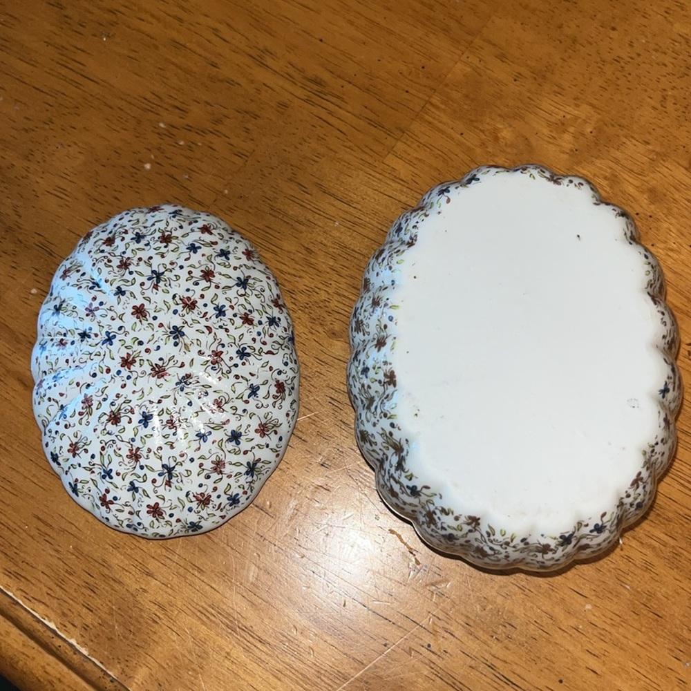 Vintage Ceramic Porcelain Container with Multicolored Flowers and Scalloped Edge - Picture 8 of 15